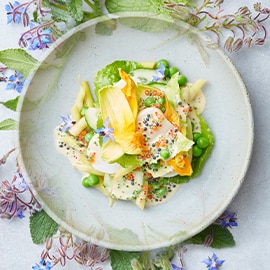 Romaanse sla met boterboontjes, coquilles en witte wijn saus met viseitjes Romaanse sla met boterboontjes, coquilles en witte wijn saus met viseitjes